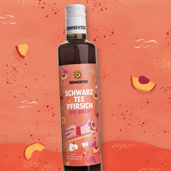 Sonnentor Schwarztee-Pfirsich Bio-Sirup Flasche mit Pfirsich-Illustrationen