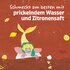 Illustration mit Figur und Text „Schmeckt am besten mit prickelndem Wasser und Zitronensaft“ | © SONNENTOR