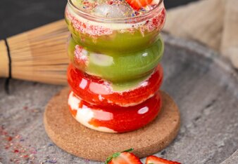 Iced Strawberry Matcha Latte | © SONNENTOR