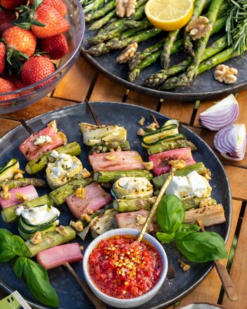 Veggie-Spieße mit Rhabarber, grünem Spargel, Feta & Erdbeer Salsa | © SONNENTOR